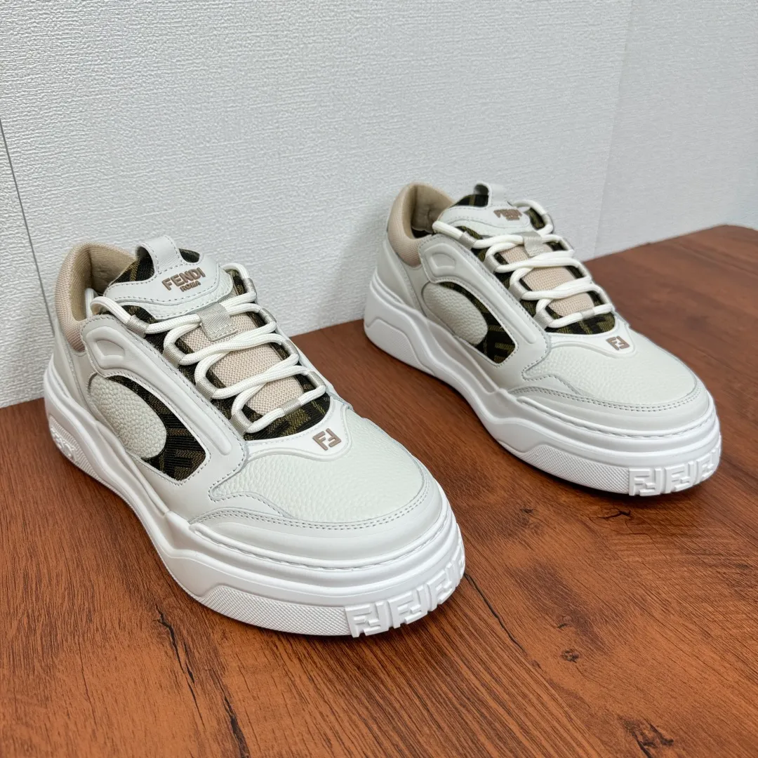 Batch 780 FENDI/FENDI Force men's sports shoes, new thick-soled lightweight lace-up low-top shoes at the counter, made of white full-grain leather and white and brown smooth leather, with padded elements. Brown FF jacquard and yellow technical fabric details. Lightweight, thick white sole with FF graphic details on the toe and heel. Main body of pebbled soft cowhide with Nappa calfskin. Contrasting color multiple composite splicing, extremely modern and youthful, webbing style lace-up hole design, multiple injection molded brand logo plastic modules on the toe, and embroidered FF logo on the side, heavy craftsmanship, full of details, super high quality control and fine workmanship! Full mesh breathable lining, ultra-light TPR foam rubber; molded outsole, lightweight and versatile, non-slip and wear-resistant! Comes with full packaging! Size: 39-40-41-42-43-44 Leather shoe size (can be customized, 38.45 cannot be returned or exchanged) Item number: 7E1728 white brown